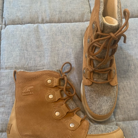 Sorel Winter Boots - Water Resistant constructed w/ Suede & Wool Fabrics - Picture 2 of 4